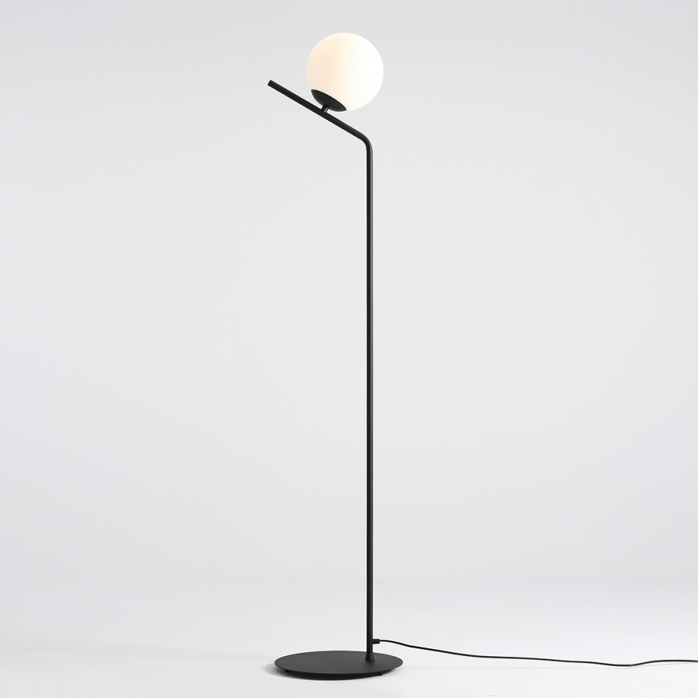 Arts - Gulvlampe i sort metal og hvidt glas 1 Arts - Gulvlampe i sort metal og hvidt glas