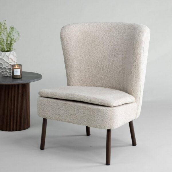 Ben- Lænestol med høj ryg i beige boucle stof Ben- Lænestol med høj ryg i beige boucle stof