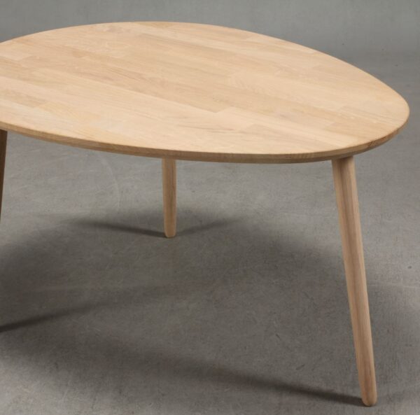 CT 10 - Sofabord i massiv eg med dråbeform og størrelse 74 x 55 cm Højde 45 cm Lakeret