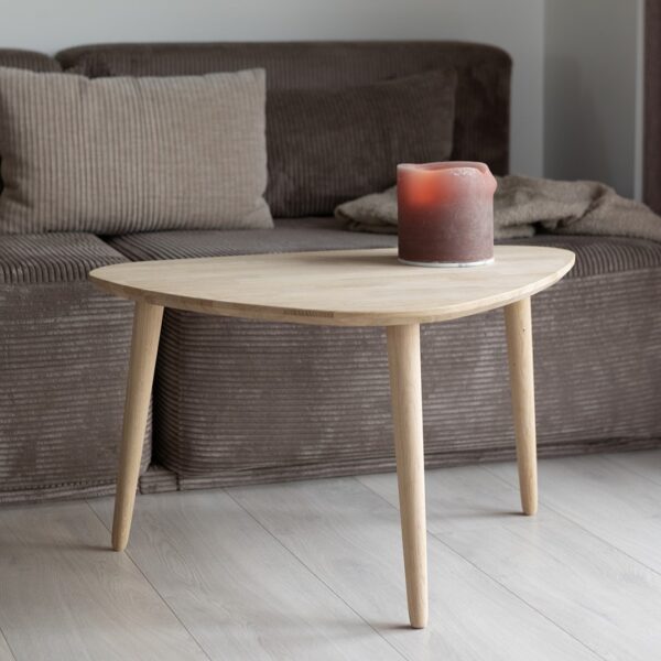 CT 10 - Sofabord i massiv eg med organisk trekantet form i størrelsen 60 x 80 cm Højde 40 cm Ubehandlet CT 10 - Sofabord i massiv eg med organisk trekantet form i størrelsen 60 x 80 cm Højde 40 cm Ubehandlet