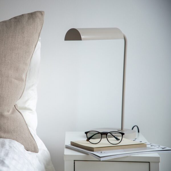 Conner - Bordlampe i beige metal Conner - Bordlampe i beige metal