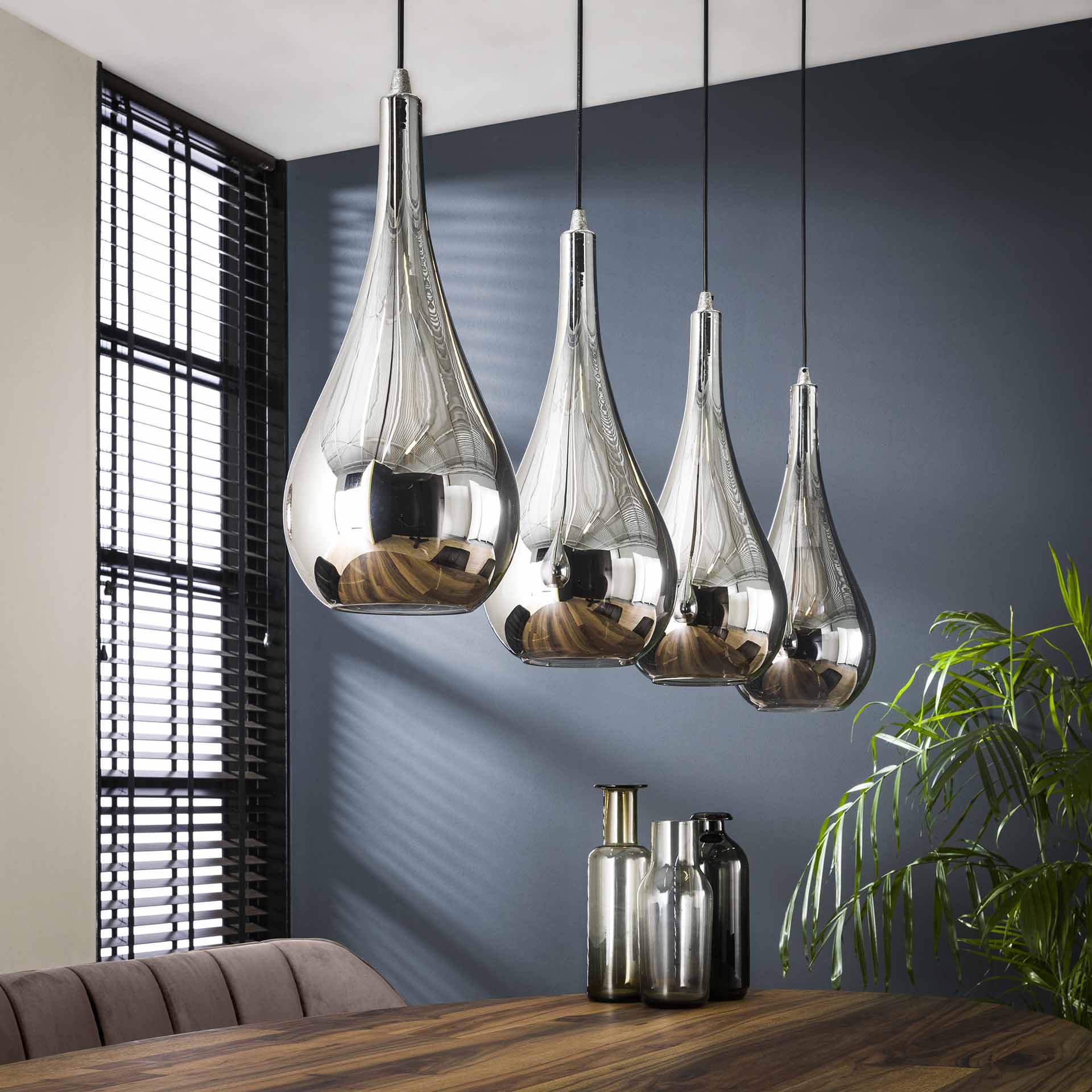 Cromo- Loftlampe med 4 forkromede glasskærme Levering uden pære 1 Cromo- Loftlampe med 4 forkromede glasskærme Levering uden pære