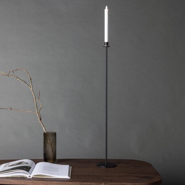 Delero - Lysestage i sort metal med LED lys, højde 102 cm. Delero - Lysestage i sort metal med LED lys, højde 102 cm.