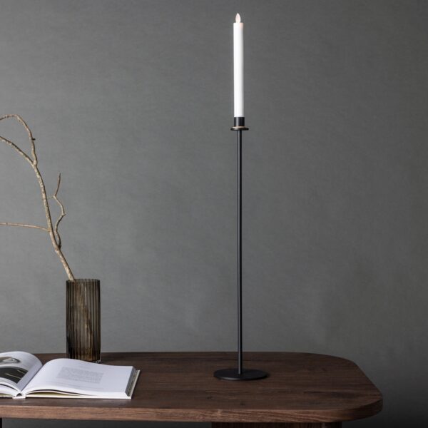 Delero - Lysestage i sort metal med LED lys, højde 79 cm. Delero - Lysestage i sort metal med LED lys, højde 79 cm.