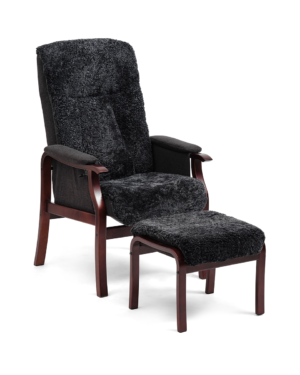 Delfin Møbler - Otium Lænestol med Fodskammel i Sheepskin & Mahogni Delfin Møbler - Otium Lænestol med Fodskammel i Sheepskin & Mahogni