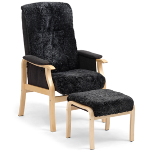 Delfin Møbler - Otium Lænestol med Fodskammel i Sheepskin & Natur træ