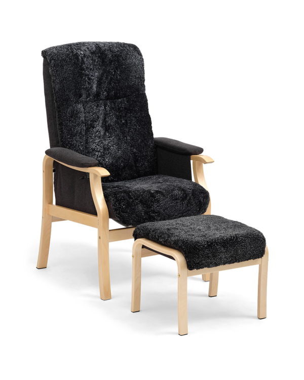 Delfin Møbler - Otium Lænestol med Fodskammel i Sheepskin & Natur træ Delfin Møbler - Otium Lænestol med Fodskammel i Sheepskin & Natur træ