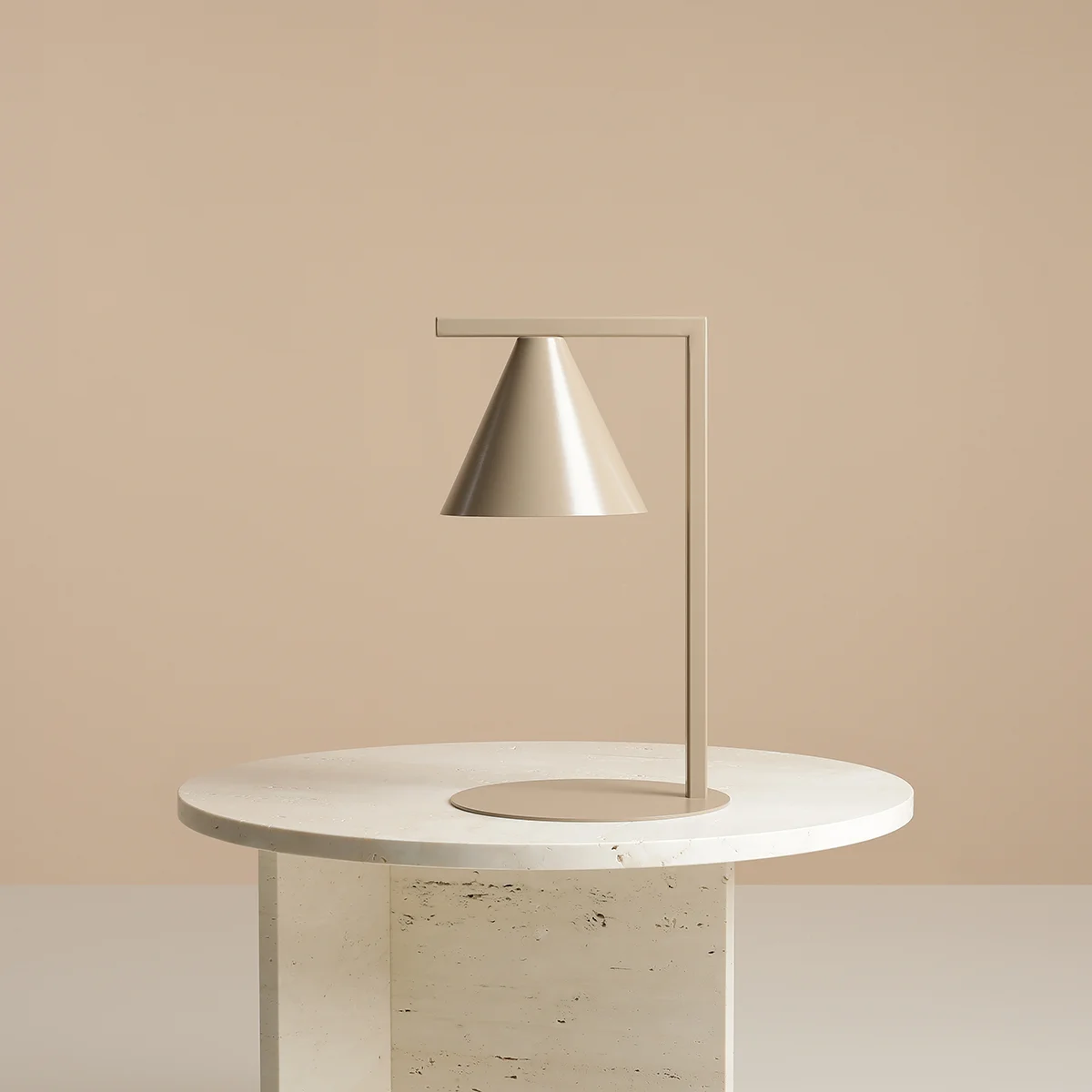 Frigg- Bordlampe i beige metal 1 Frigg- Bordlampe i beige metal