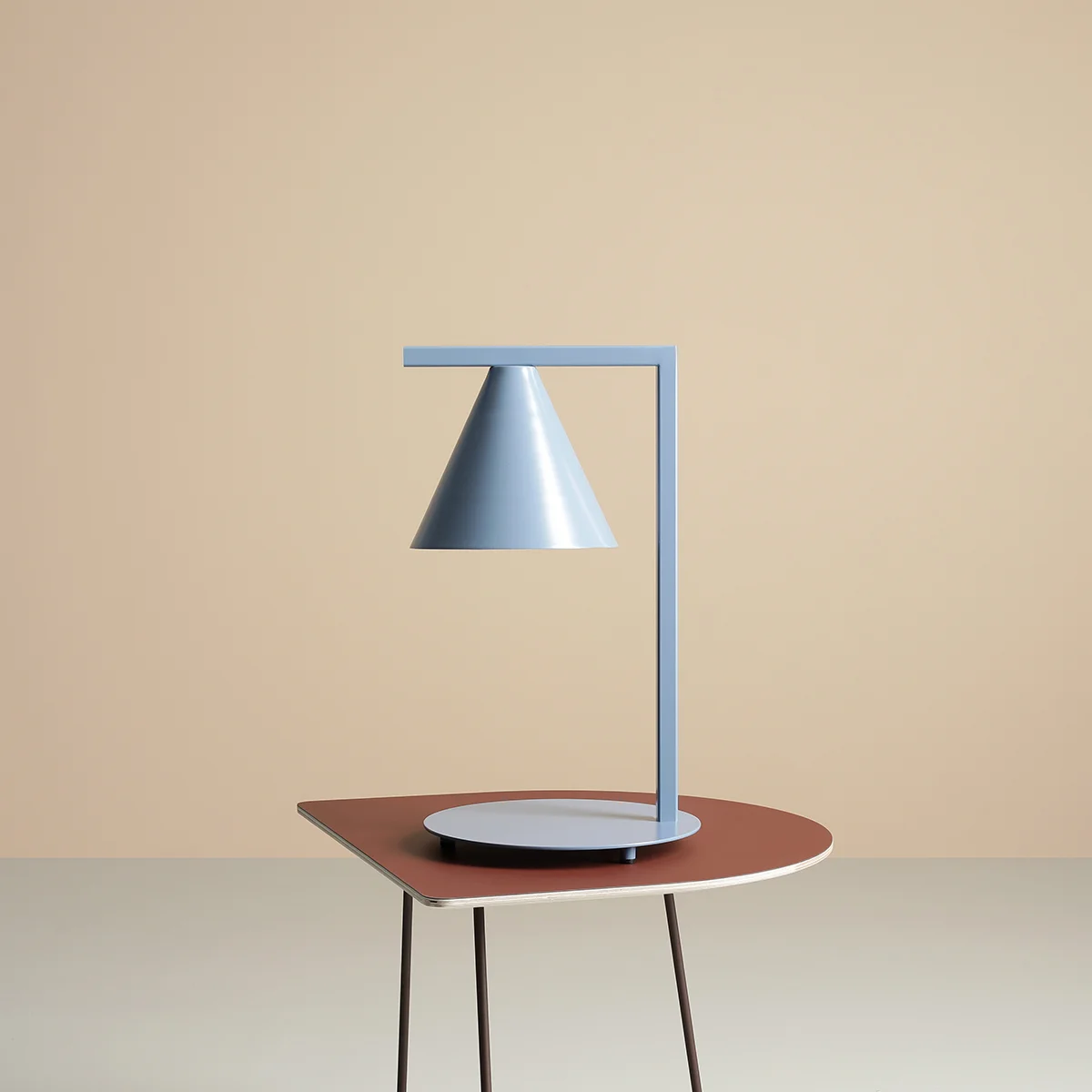 Frigg- Bordlampe i støvet blå metal 1 Frigg- Bordlampe i støvet blå metal