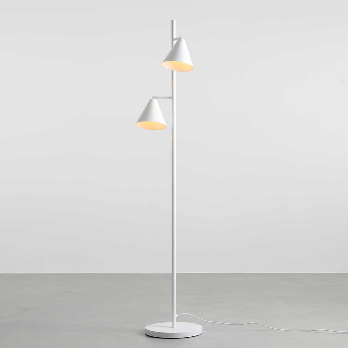 Frigg- Gulvlampe med to skærme i hvid metal 1 Frigg- Gulvlampe med to skærme i hvid metal