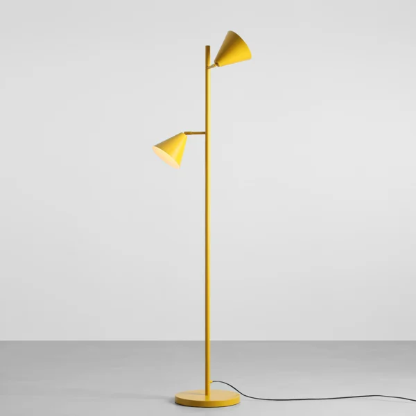Frigg- Gulvlampe med to skærme i sennepsgul metal Frigg- Gulvlampe med to skærme i sennepsgul metal