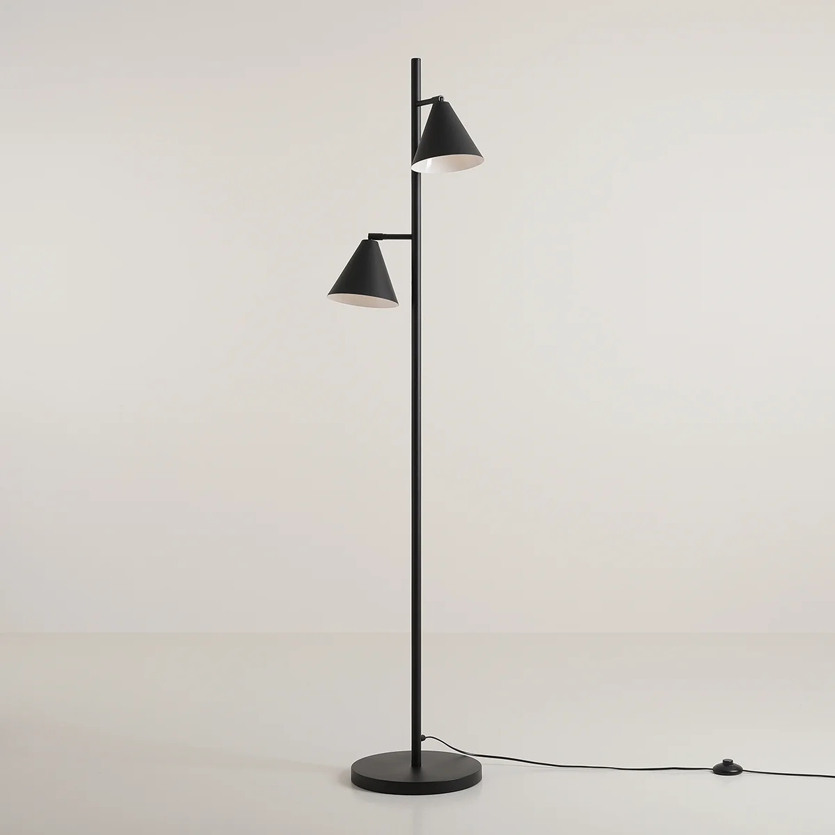 Frigg- Gulvlampe med to skærme i sort metal 1 Frigg- Gulvlampe med to skærme i sort metal