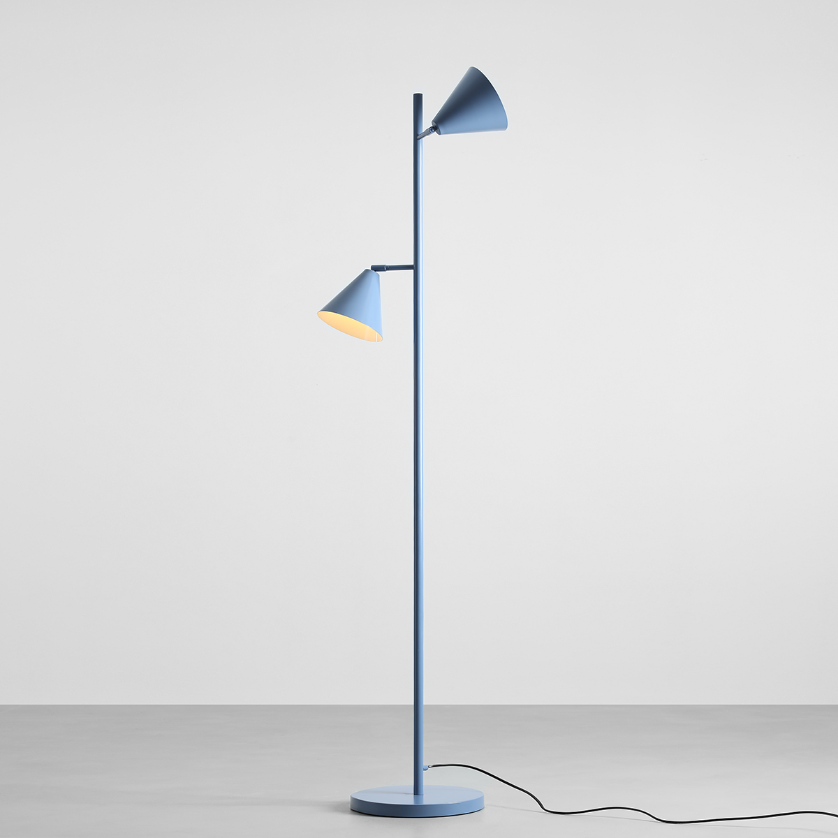 Frigg- Gulvlampe med to skærme i støvet blå metal 1 Frigg- Gulvlampe med to skærme i støvet blå metal