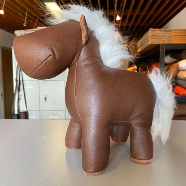 Hest i læder | brun By Fogstrup