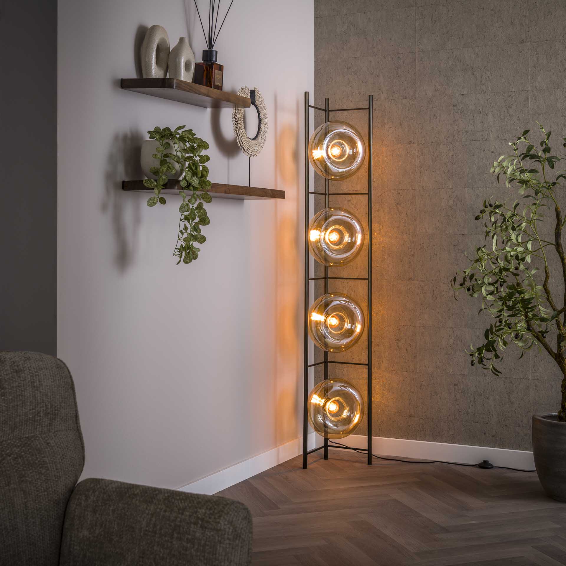 Iris- Gulvlampe i ravfarvet glas og bronzefarvet metal Levering uden pære 1 Iris- Gulvlampe i ravfarvet glas og bronzefarvet metal Levering uden pære