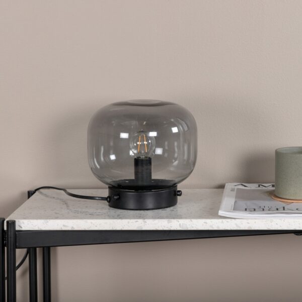 Kosta - Bordlampe med røgfarvet glas kuppel, sort fod Kosta - Bordlampe med røgfarvet glas kuppel, sort fod