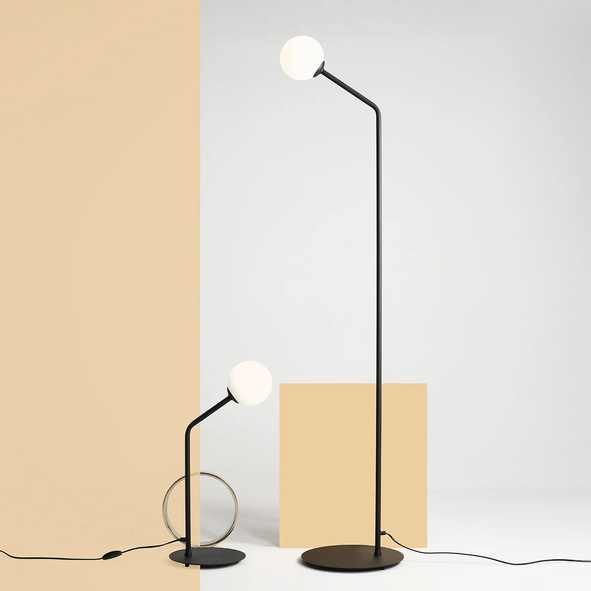 Limelight - Gulvlampe i sort metal og hvidt glas 1 Limelight - Gulvlampe i sort metal og hvidt glas