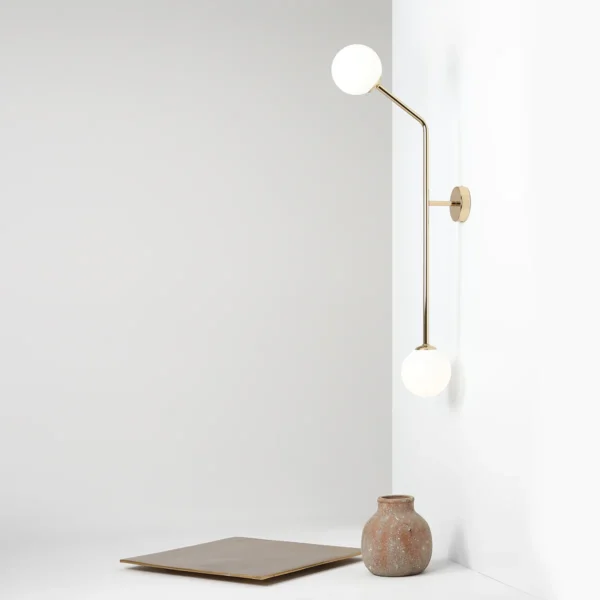 Limelight - Væglampe i guld farvet metal og hvidt glas, højde 99 cm Limelight - Væglampe i guld farvet metal og hvidt glas, højde 99 cm