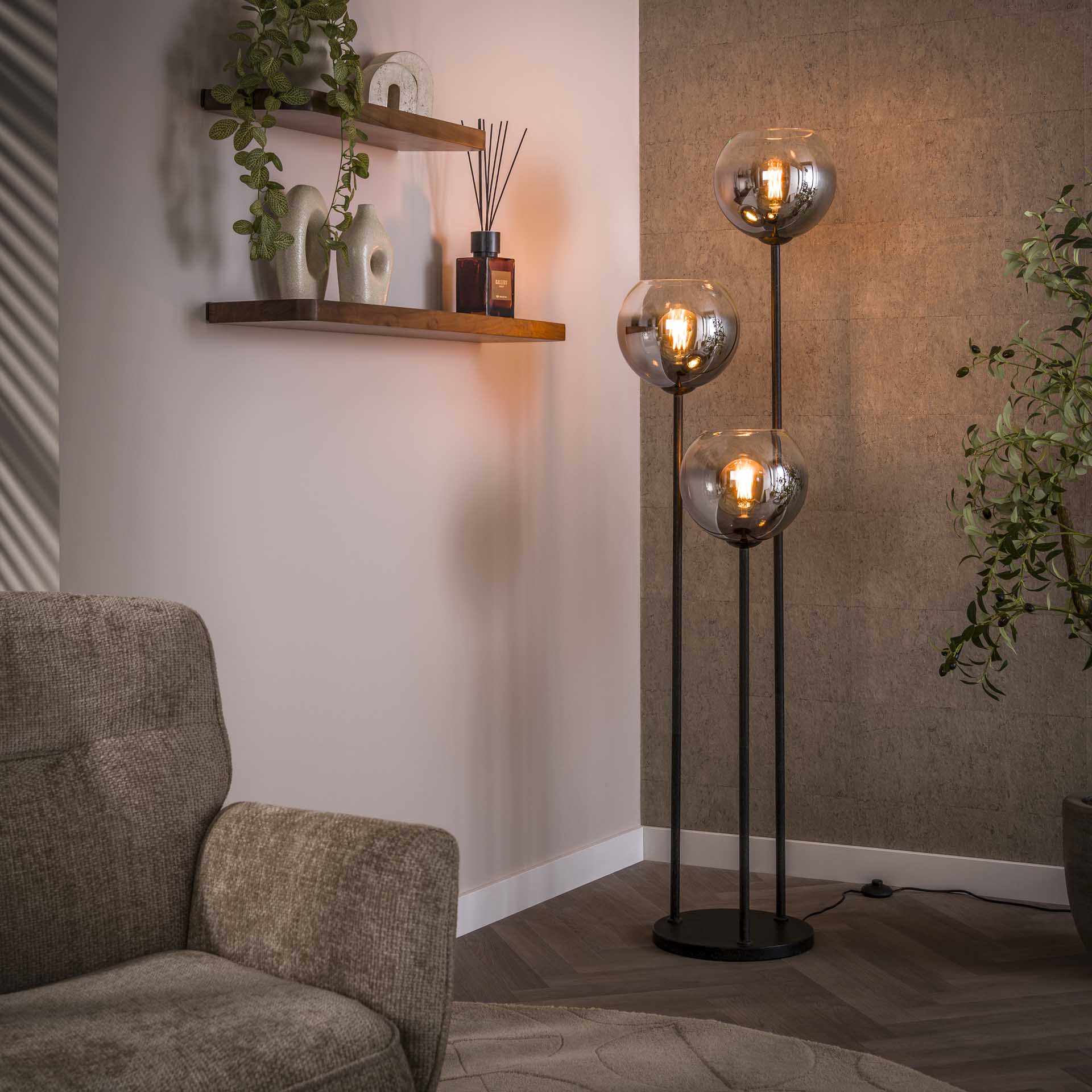 Lukcy - Gulvlampe med tre skærme i røget glas Levering uden pære 1 Lukcy - Gulvlampe med tre skærme i røget glas Levering uden pære