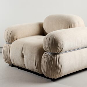 Mikko - Lænestol i beigestof og metal detaljer Mikko - Lænestol i beigestof og metal detaljer