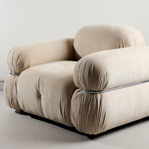 Mikko - Lænestol i beigestof og metal detaljer