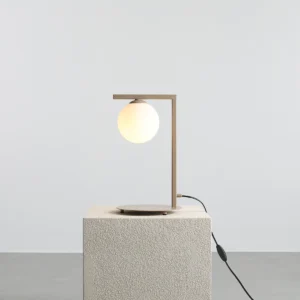 Moma - Bordlampe i beige metal og hvidt glas