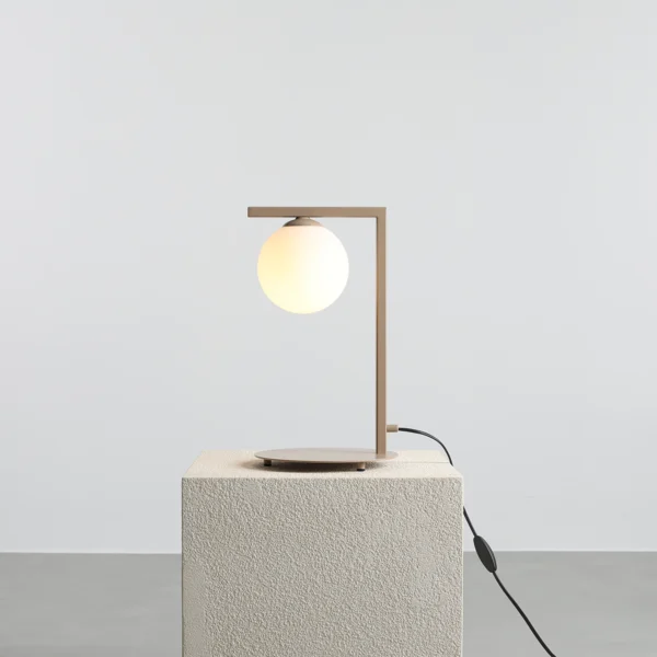 Moma - Bordlampe i beige metal og hvidt glas