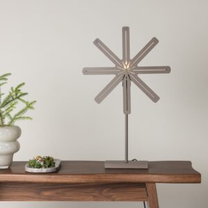 Platt- Bordlampe i mocca farvet metal, stjerneformet med LED lys, højde 67 cm. Platt- Bordlampe i mocca farvet metal, stjerneformet med LED lys, højde 67 cm.