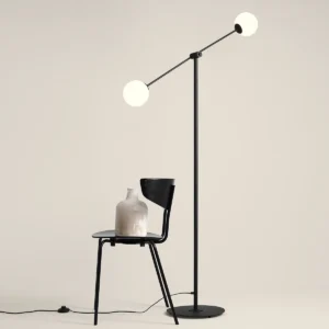 Point - Gulvlampe i sort metal og hvidt glas Point - Gulvlampe i sort metal og hvidt glas