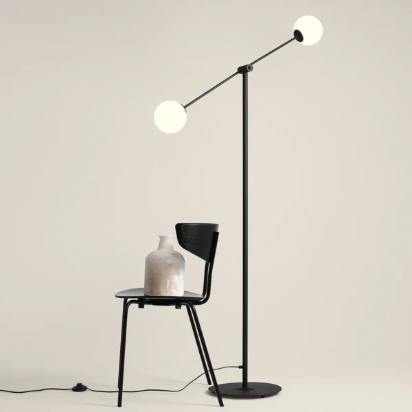 Point - Gulvlampe i sort metal og hvidt glas