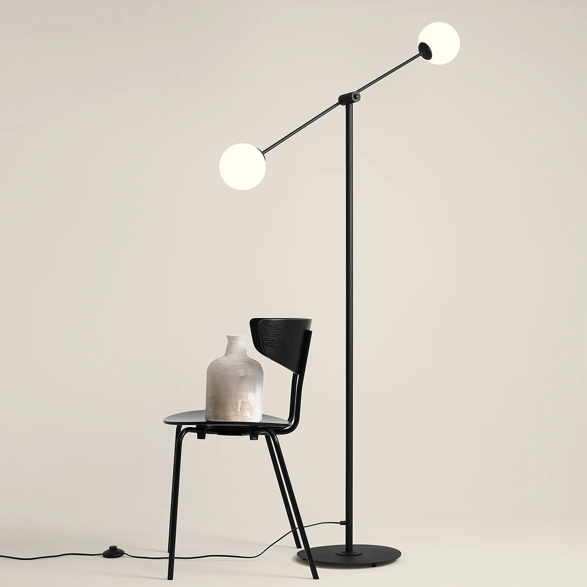 Point - Gulvlampe i sort metal og hvidt glas 1 Point - Gulvlampe i sort metal og hvidt glas