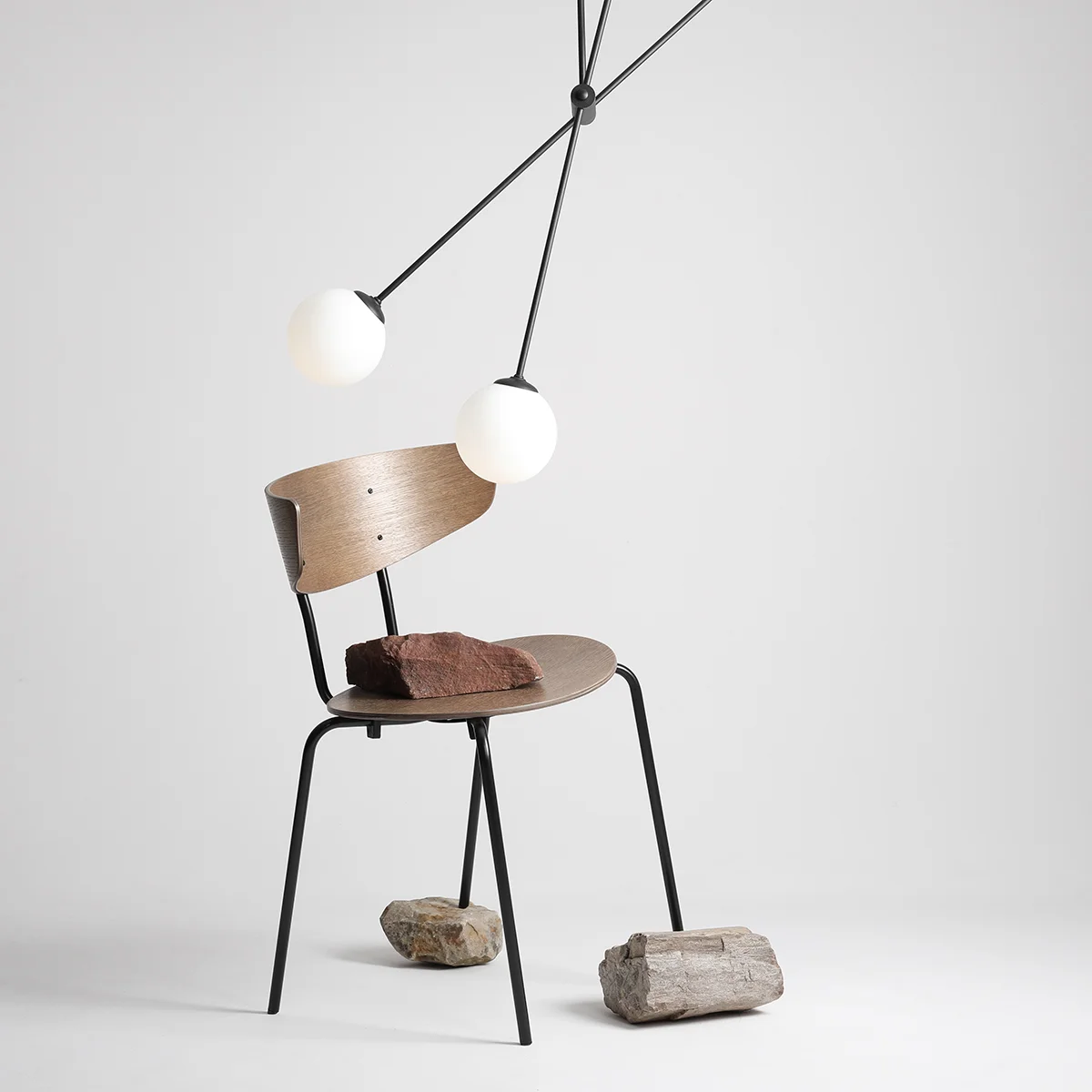 Point - Loftlampe i sort metal og fire hvide skærme 1 Point - Loftlampe i sort metal og fire hvide skærme