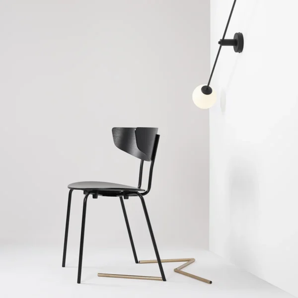 Point - Væglampe i sort metal og hvidt glas Point - Væglampe i sort metal og hvidt glas