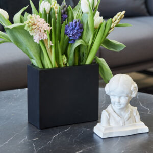 Sej Design tulipanvase, rektangulær. Sort vase i gummi 299,- kr. hurtig levering.