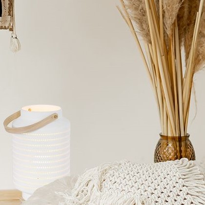 Sorbas - bordlampe i hvid keramik, højde 26 cm.