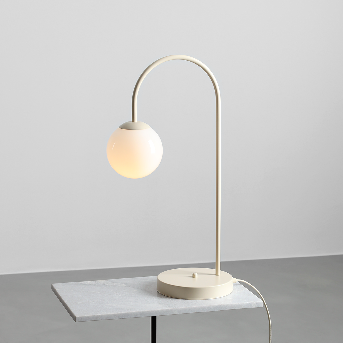 Twiggy - Bordlampe i cremefarvet metal og hvidt glas 1 Twiggy - Bordlampe i cremefarvet metal og hvidt glas