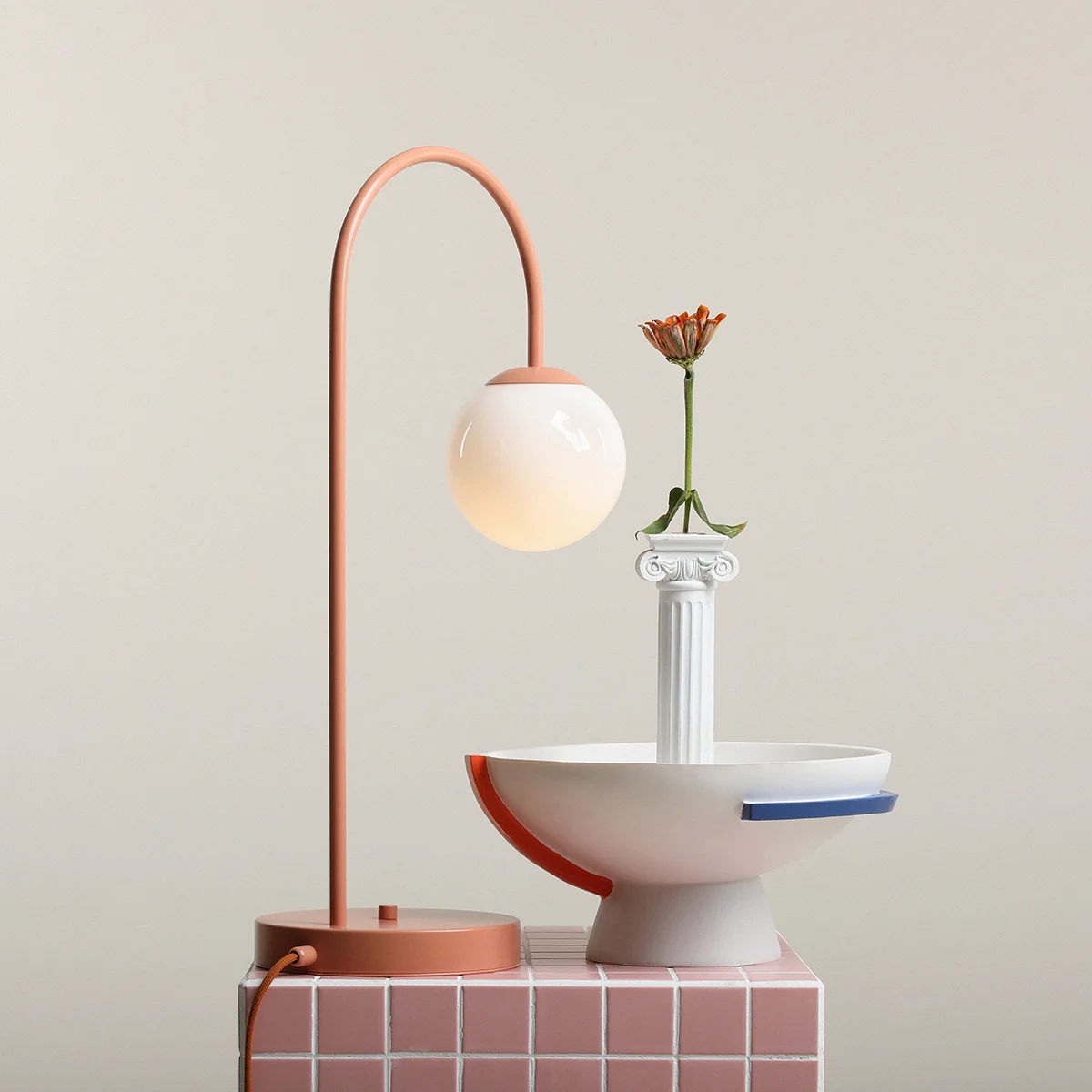 Twiggy - Bordlampe i koral farvet metal og hvidt glas 1 Twiggy - Bordlampe i koral farvet metal og hvidt glas