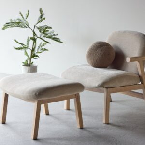 Venture Home - Rile - lænestol med fodskammel - whitewash ben / beige polstring