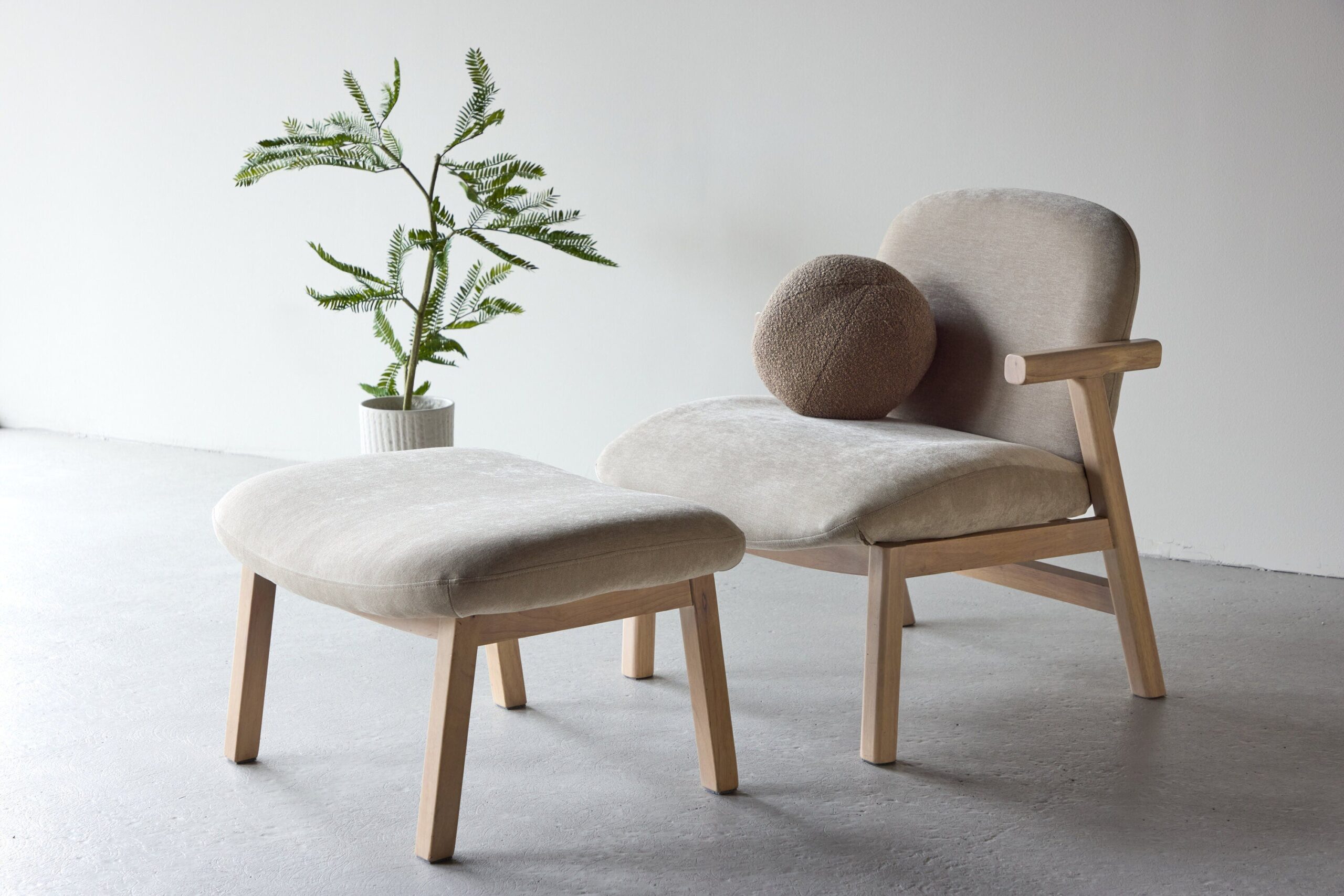Venture Home - Rile - lænestol med fodskammel - whitewash ben / beige polstring 1 Venture Home - Rile - lænestol med fodskammel - whitewash ben / beige polstring