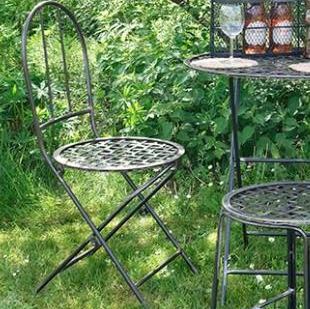 Williamsburg, 2 cafèstole i patineret metal med fletsæde Williamsburg, 2 cafèstole i patineret metal med fletsæde