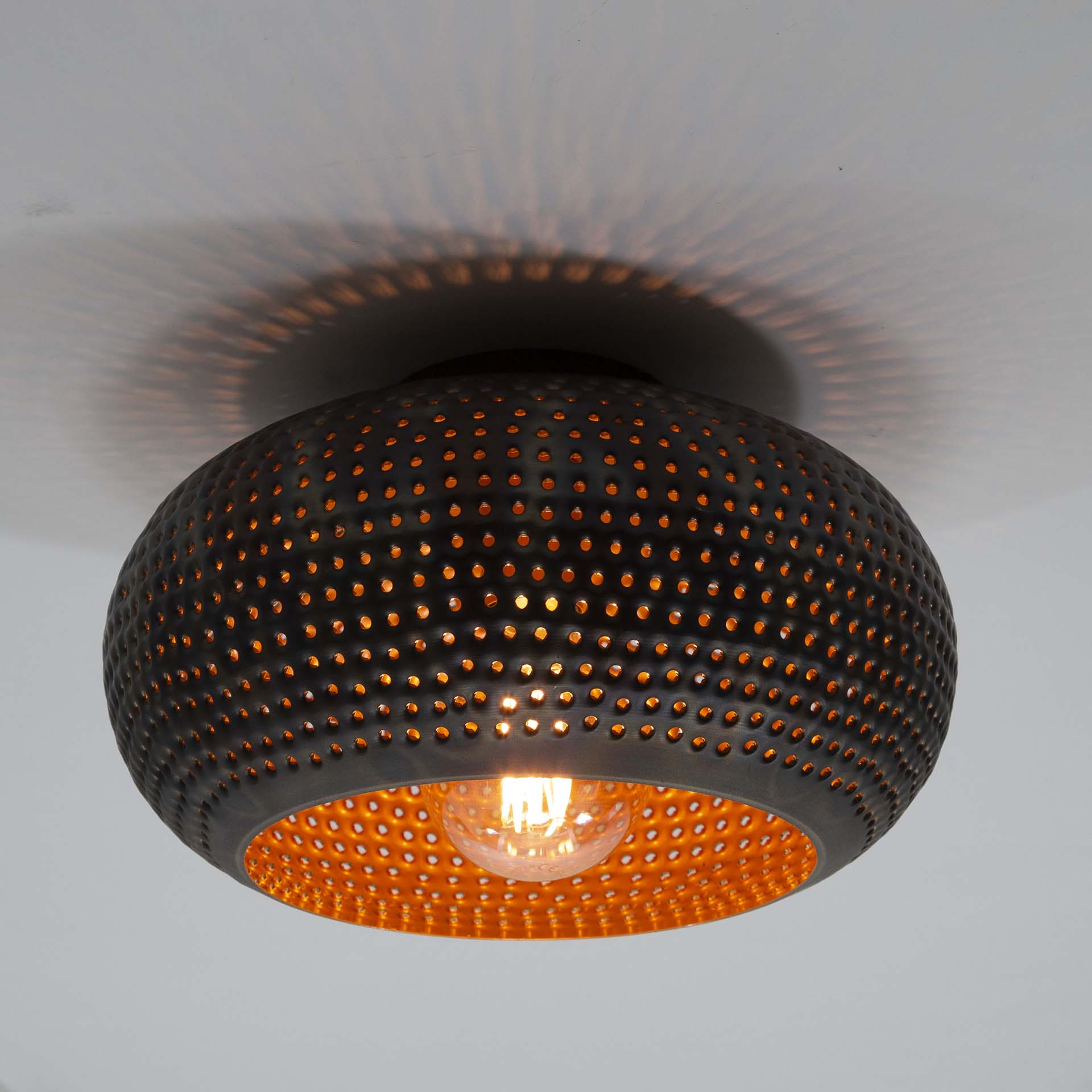 Perfora - Plafond lampe i sort-brun metal Levering uden pære 1 Perfora - Plafond lampe i sort-brun metal Levering uden pære