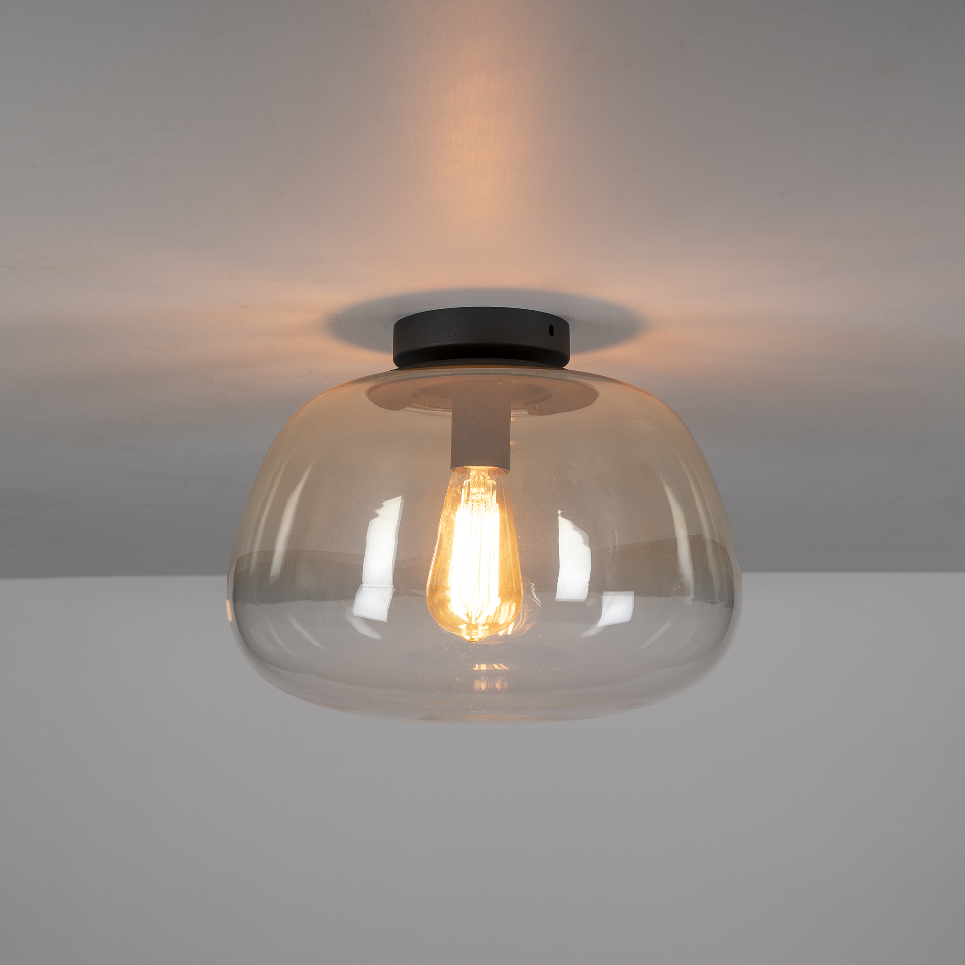 Regor - Plafond i ravfarvet glas Levering uden pære 1 Regor - Plafond i ravfarvet glas Levering uden pære