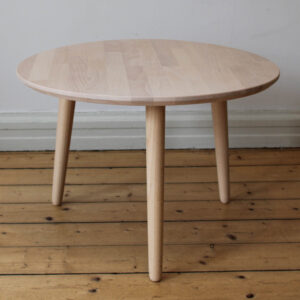 CT 10 - Sofabord i massiv eg og diameter 50 cm Højde 40 cm Lakeret