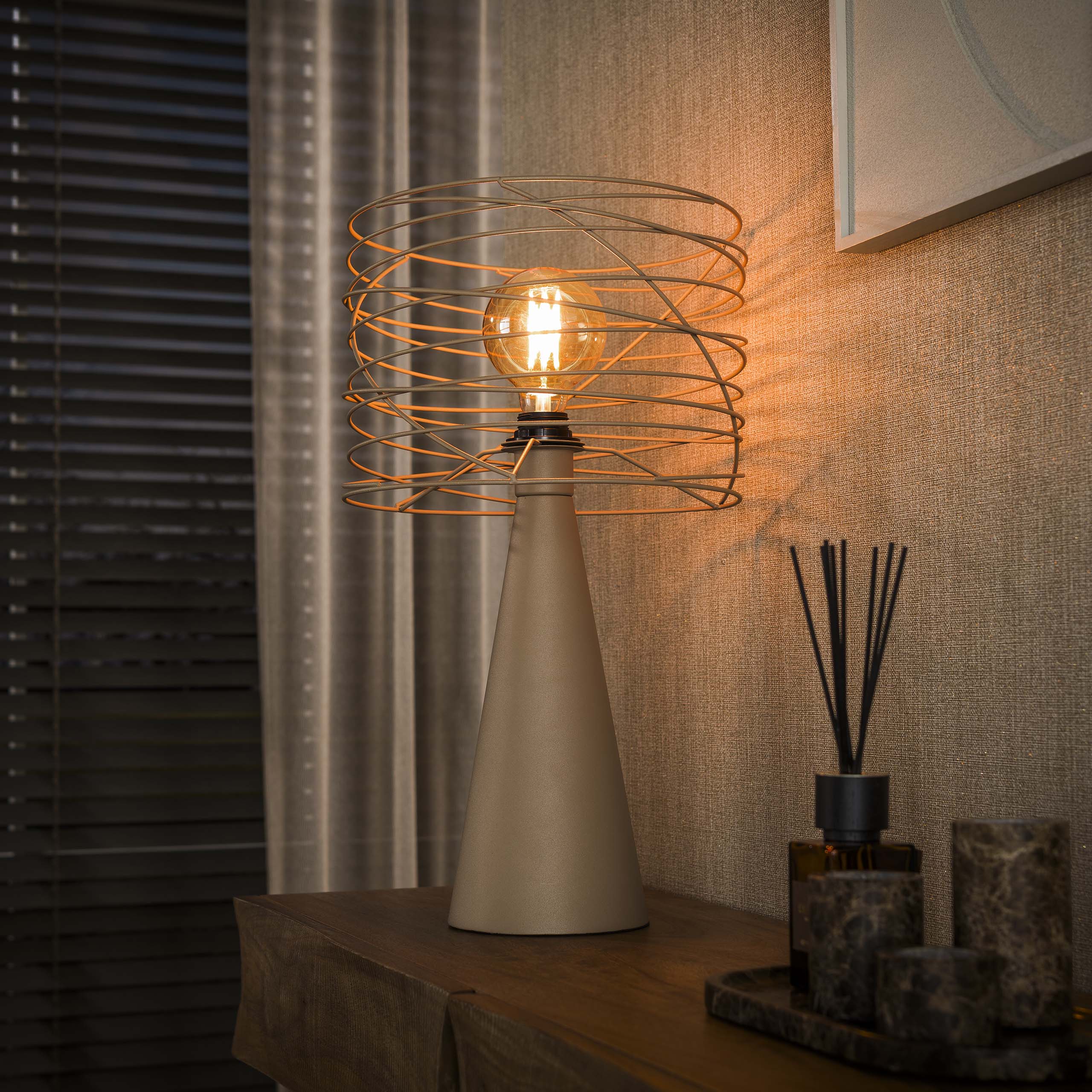 Curly - Bordlampe i beige metal Levering uden pære 1 Curly - Bordlampe i beige metal Levering uden pære