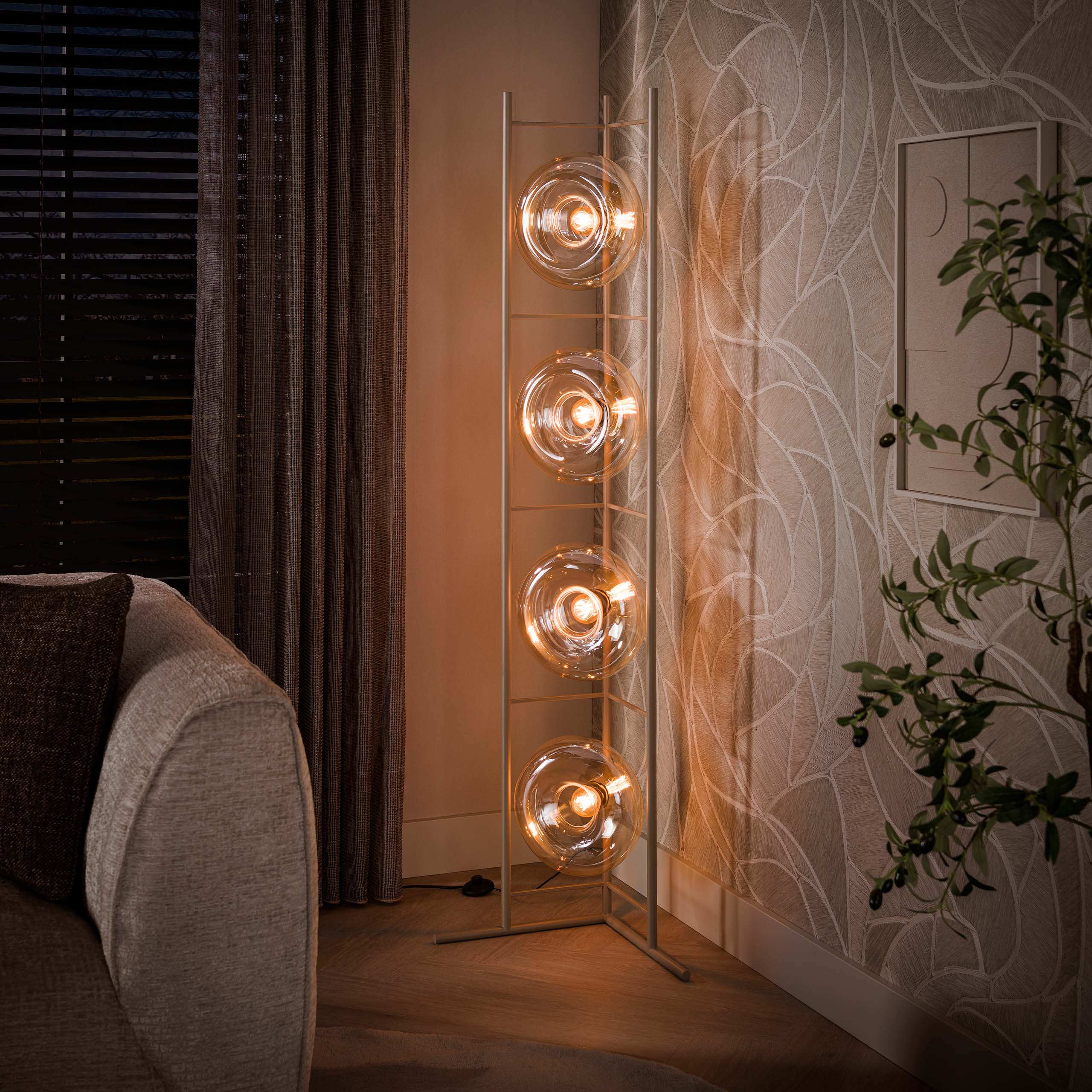 Iris- Gulvlampe i lys ravfarvet glas og beige metal Levering uden pære 1 Iris- Gulvlampe i lys ravfarvet glas og beige metal Levering uden pære