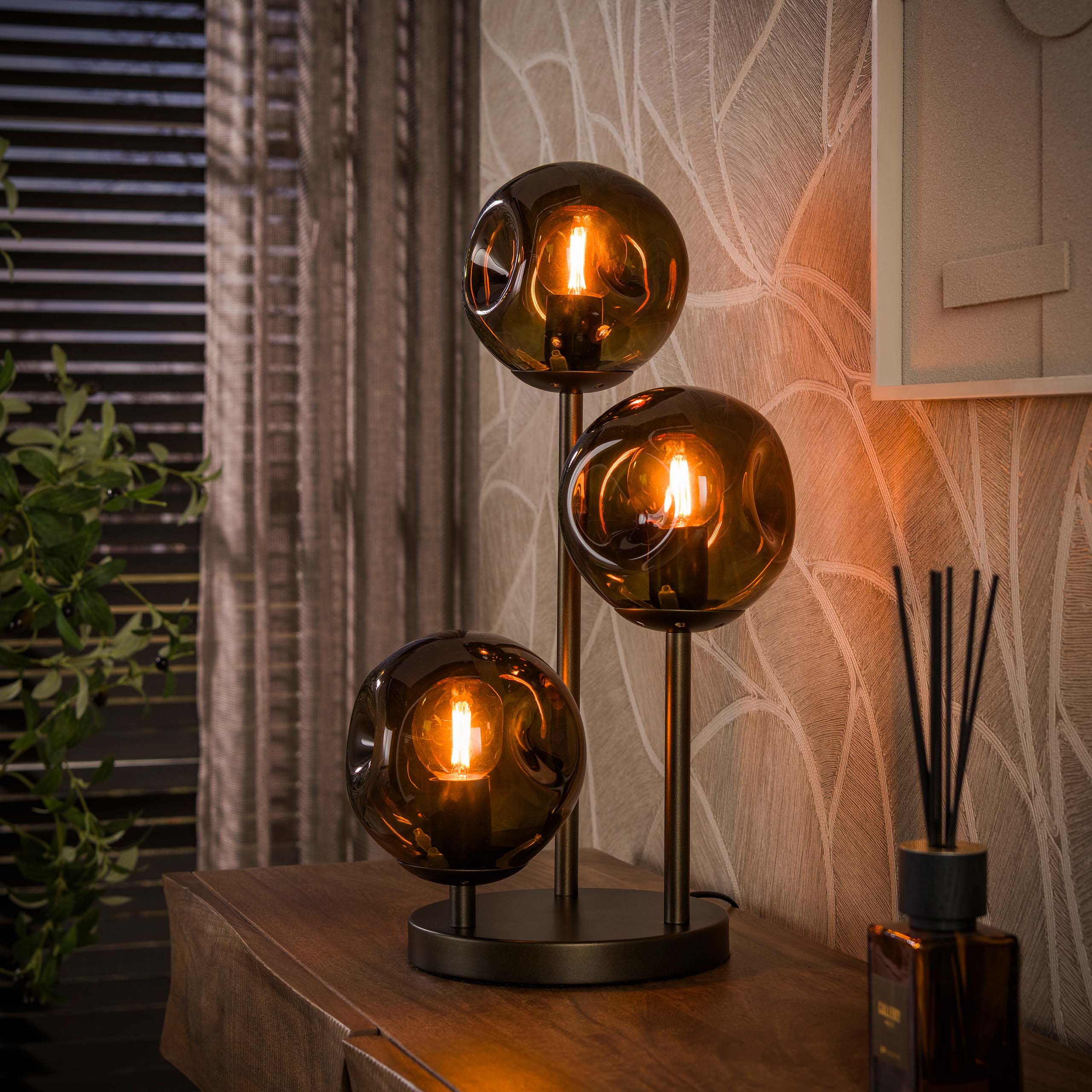 Triblet - Bordlampe med 3 glasskærme og bronzefarvet metal Levering uden pære 1 Triblet - Bordlampe med 3 glasskærme og bronzefarvet metal Levering uden pære